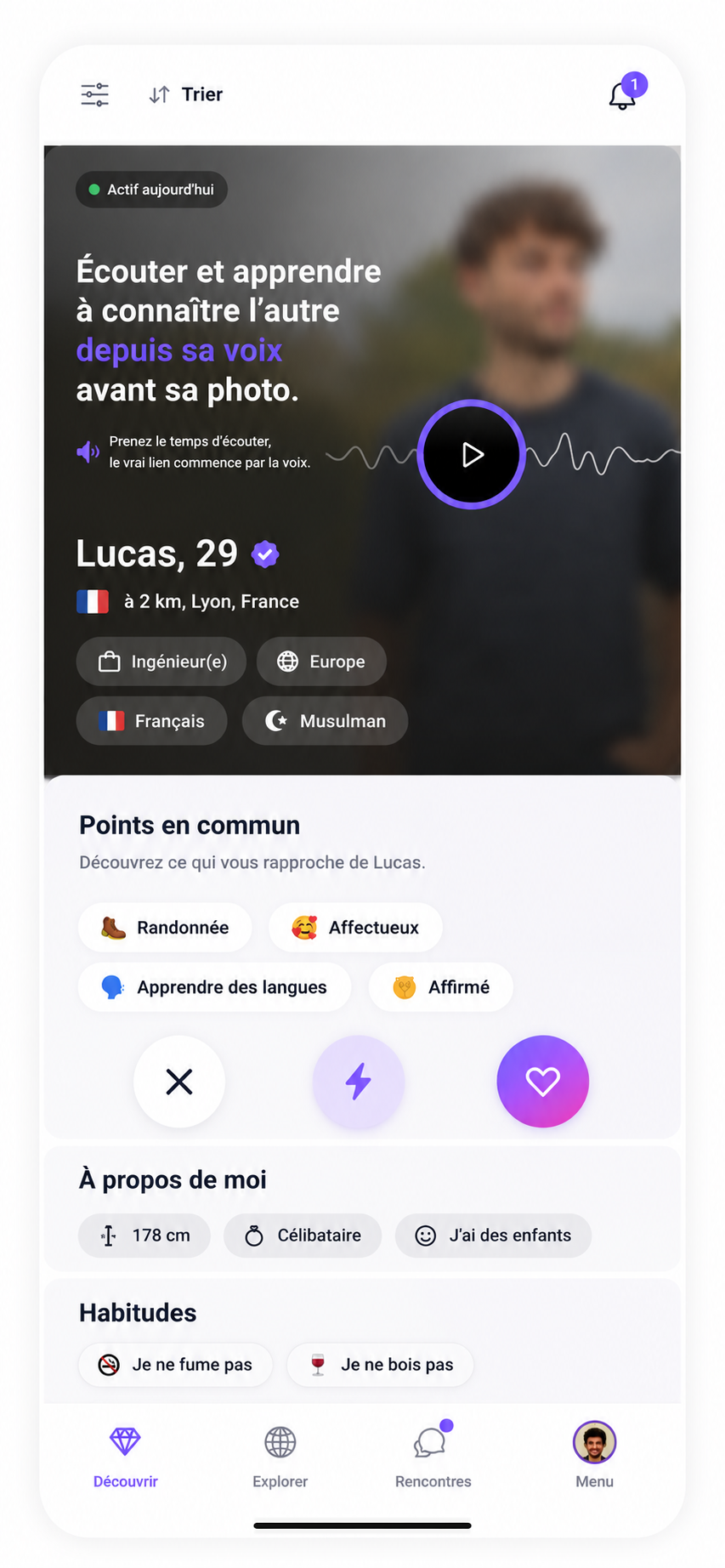 Aperçu d'un profil Free4Meet — photo floutée, bouton audio, points en commun et informations personnelles
